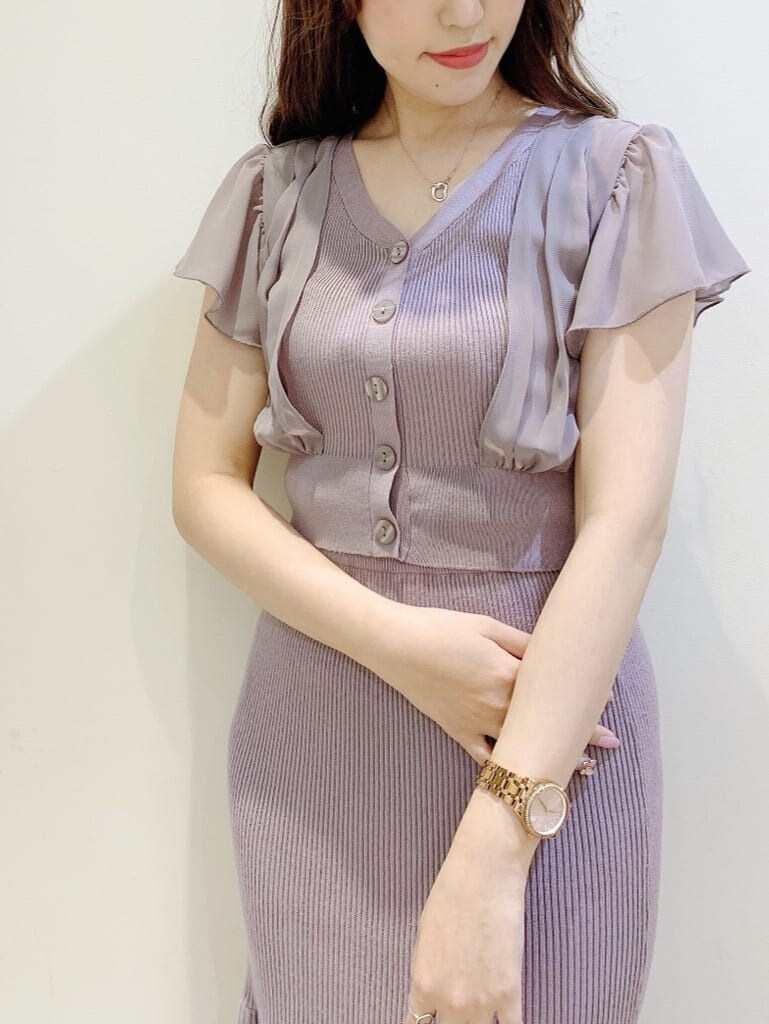 ホワイト系のシャツ/ブラウス、ピンク系のワンピース、ベージュ系のサンダルを着用したレディースの春コーディネートの4枚目の写真