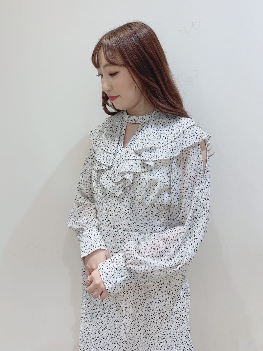 ホワイト系のワンピース、ブラック系のサンダルを着用したレディースの夏コーディネートの10枚目の写真