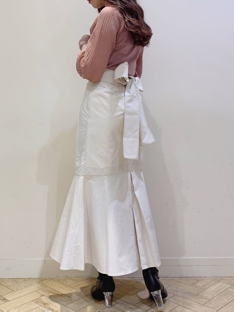 ホワイト系のスカート、ブラック系のその他シューズ、ピンク系のニット/セーターを着用したレディースの冬コーディネートの2枚目の写真