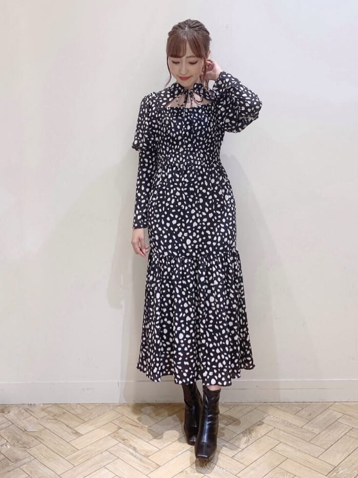 ブラック系のブーツ、ホワイト系のトレンチコート、ホワイト系のトレンチコートを着用したレディースの秋コーディネートの3枚目の写真