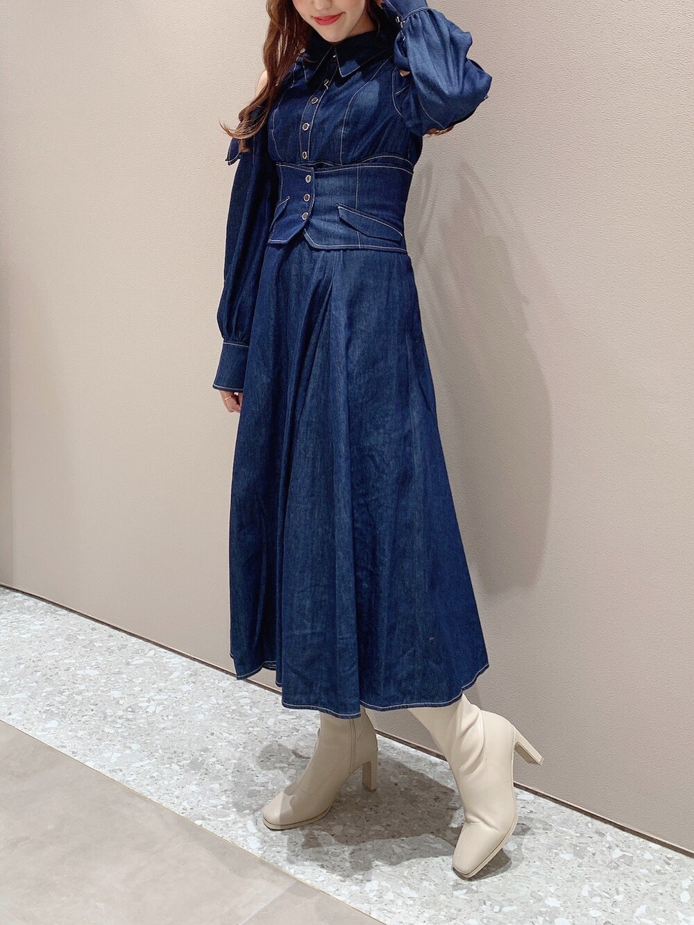 ホワイト系のブーツ、ブルー系のワンピースを着用したレディースの秋コーディネートの3枚目の写真