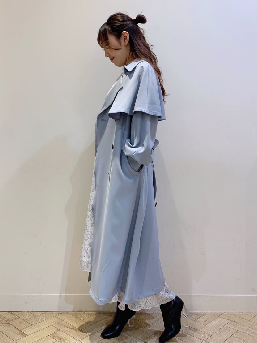 グレー系のトレンチコート、ブルー系のトレンチコート、ベージュ系のトレンチコートを着用したレディースの春コーディネートの5枚目の写真