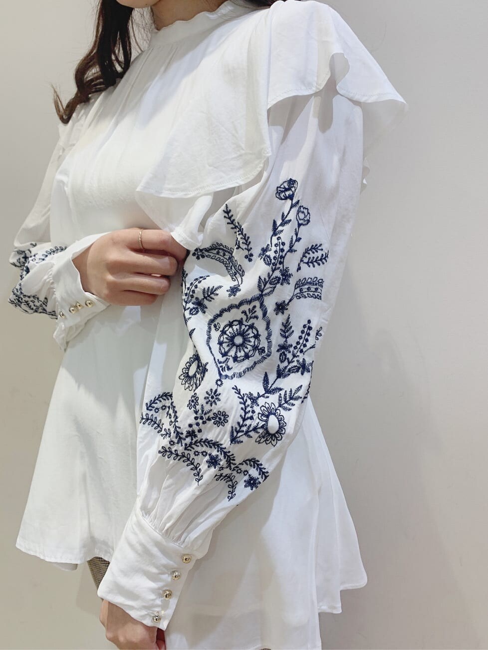 ホワイト系のシャツ/ブラウス、ブラック系のパンプス、その他のその他パンツを着用したレディースの春コーディネートの4枚目の写真