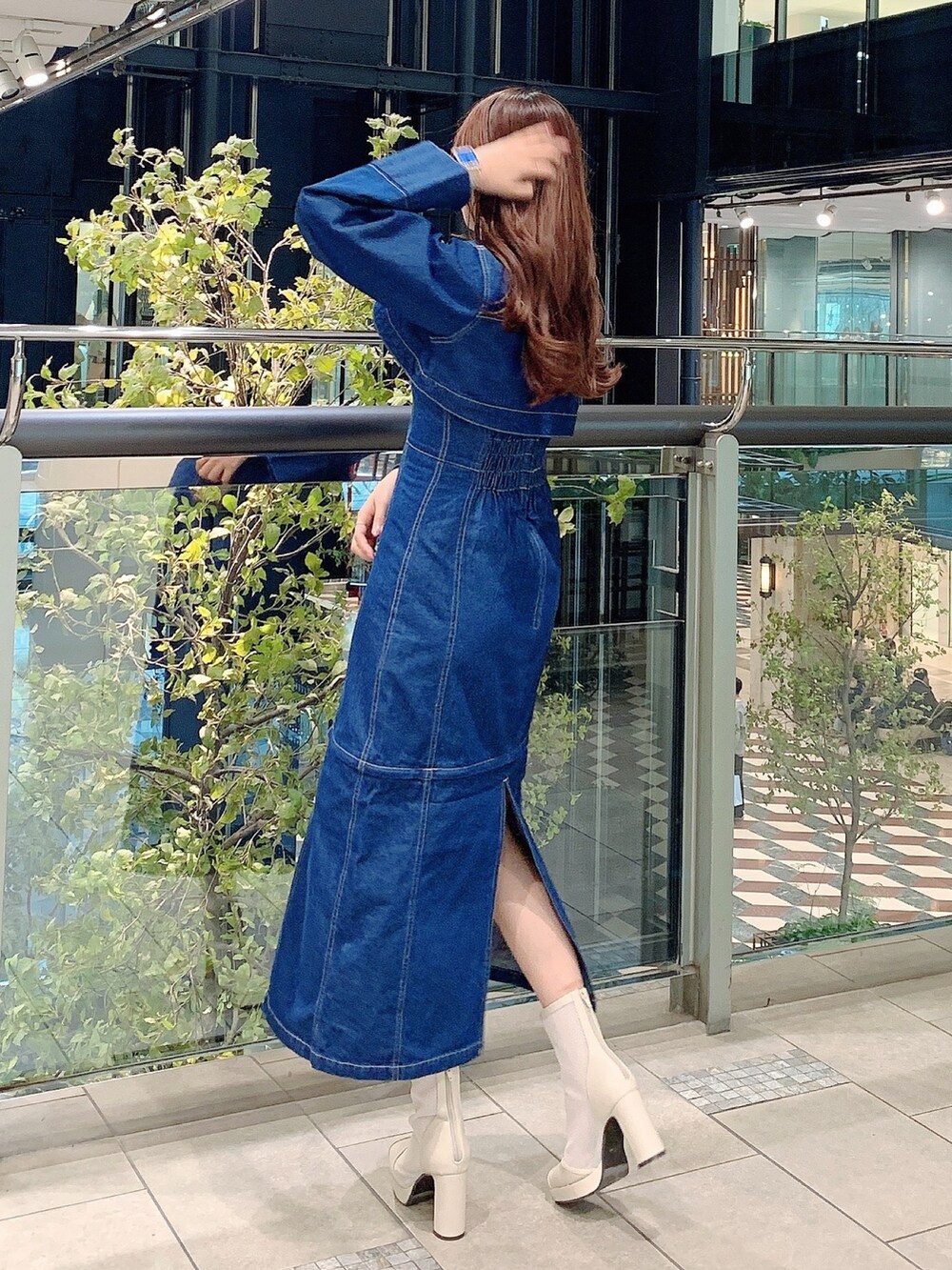 ホワイト系のブーツ、ブルー系のワンピースを着用したレディースの冬コーディネートの6枚目の写真