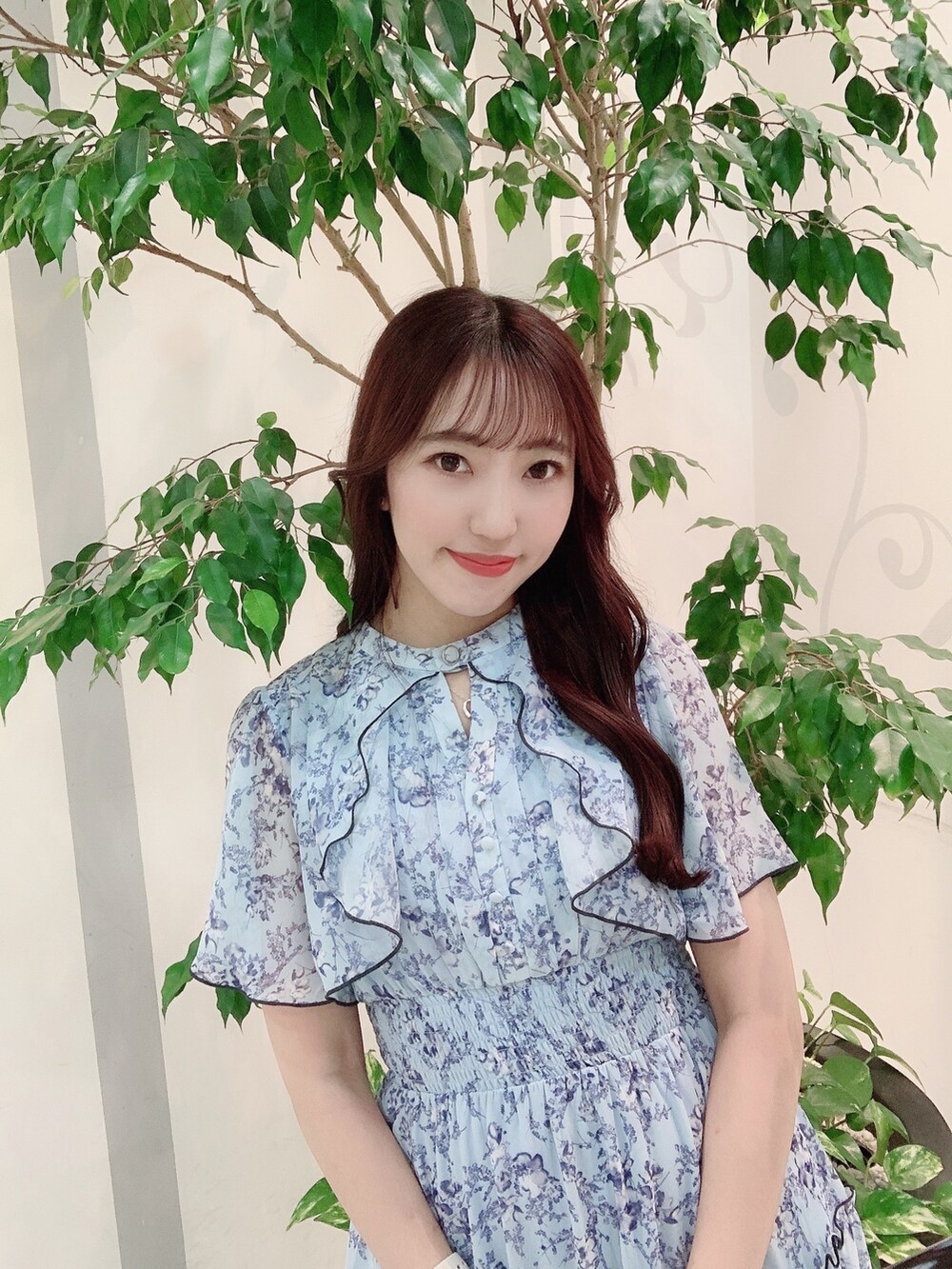 ブルー系のワンピース、シルバー系のパンプスを着用したレディースの夏コーディネートの7枚目の写真