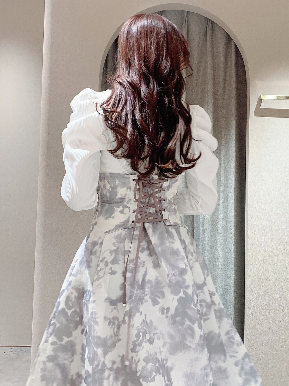 ホワイト系のワンピース、ホワイト系のブーツを着用したレディースの冬コーディネートの8枚目の写真