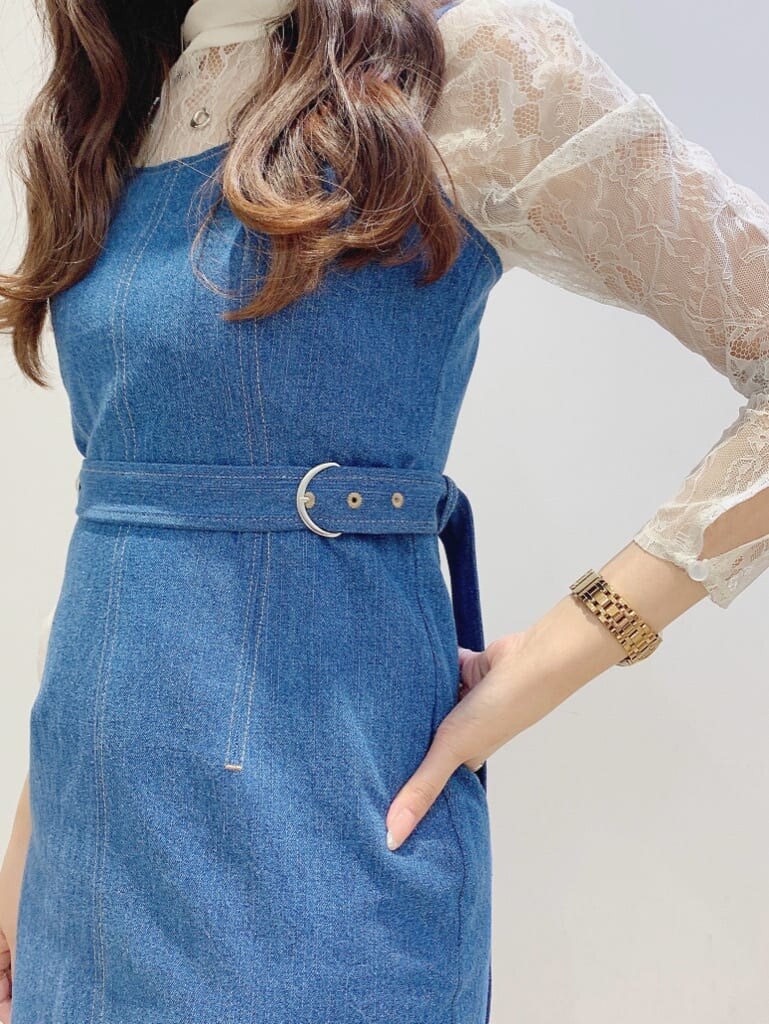 ホワイト系のシャツ/ブラウス、ブラック系のその他シューズ、ブルー系のワンピースを着用したレディースの冬コーディネートの5枚目の写真