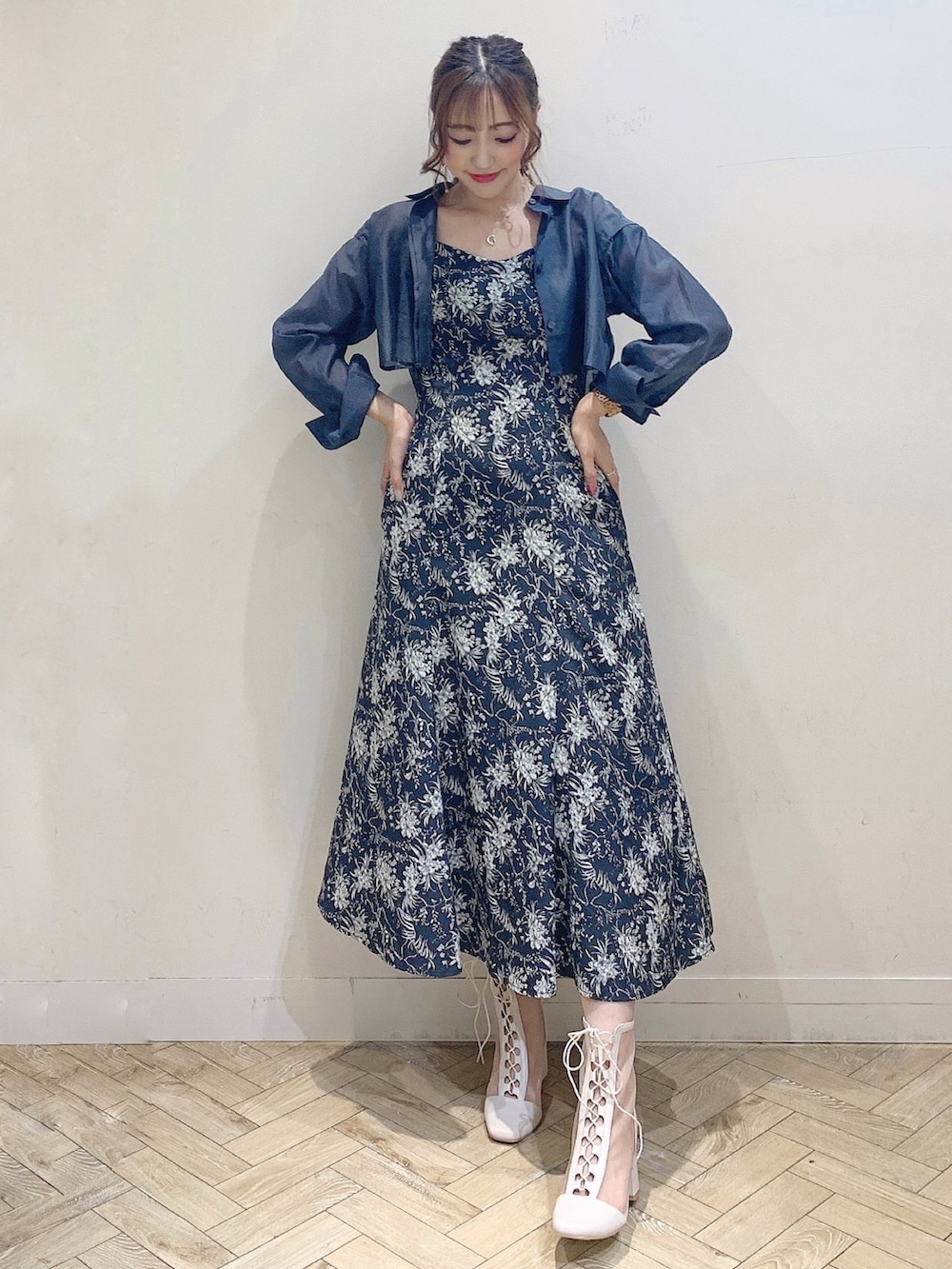 グレー系のワンピース、ホワイト系のブーツを着用したレディースの夏コーディネートの4枚目の写真