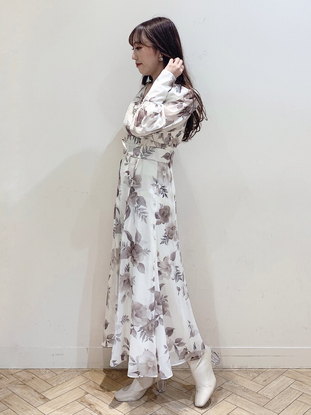 ホワイト系のブーツ、ホワイト系のワンピースを着用したレディースの冬コーディネートの6枚目の写真