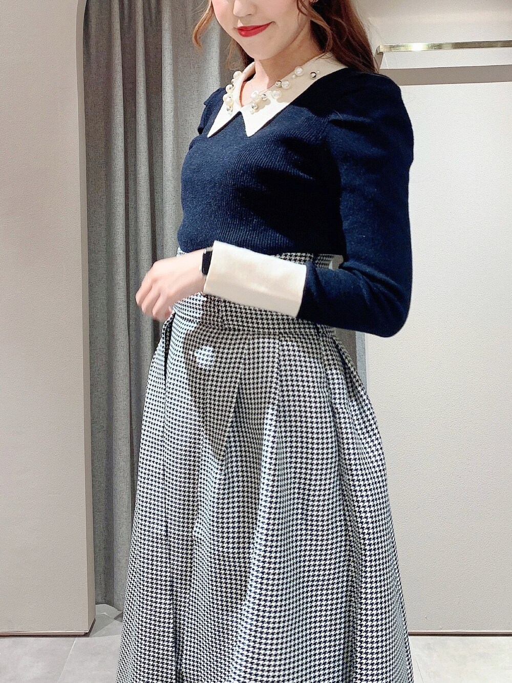 その他のスカート、その他のニット/セーター、ブラック系のパンプスを着用したレディースの秋コーディネートの8枚目の写真