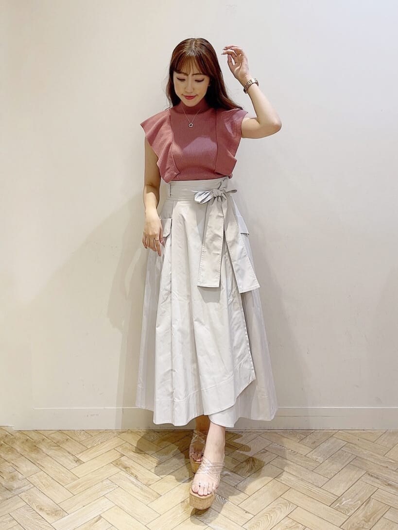 その他のサンダル、ホワイト系のスカート、ピンク系のニット/セーターを着用したレディースの夏コーディネートの2枚目の写真