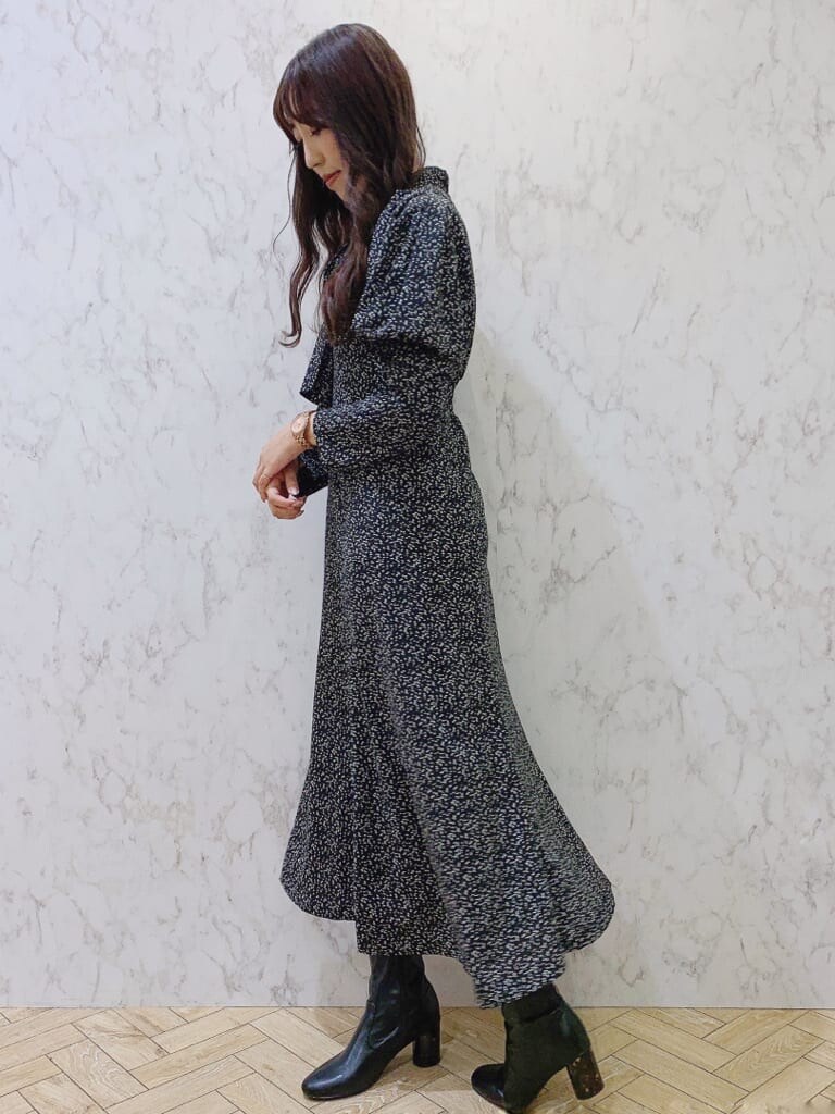 ブラック系のその他シューズ、ブラック系のワンピースを着用したレディースの冬コーディネートの2枚目の写真