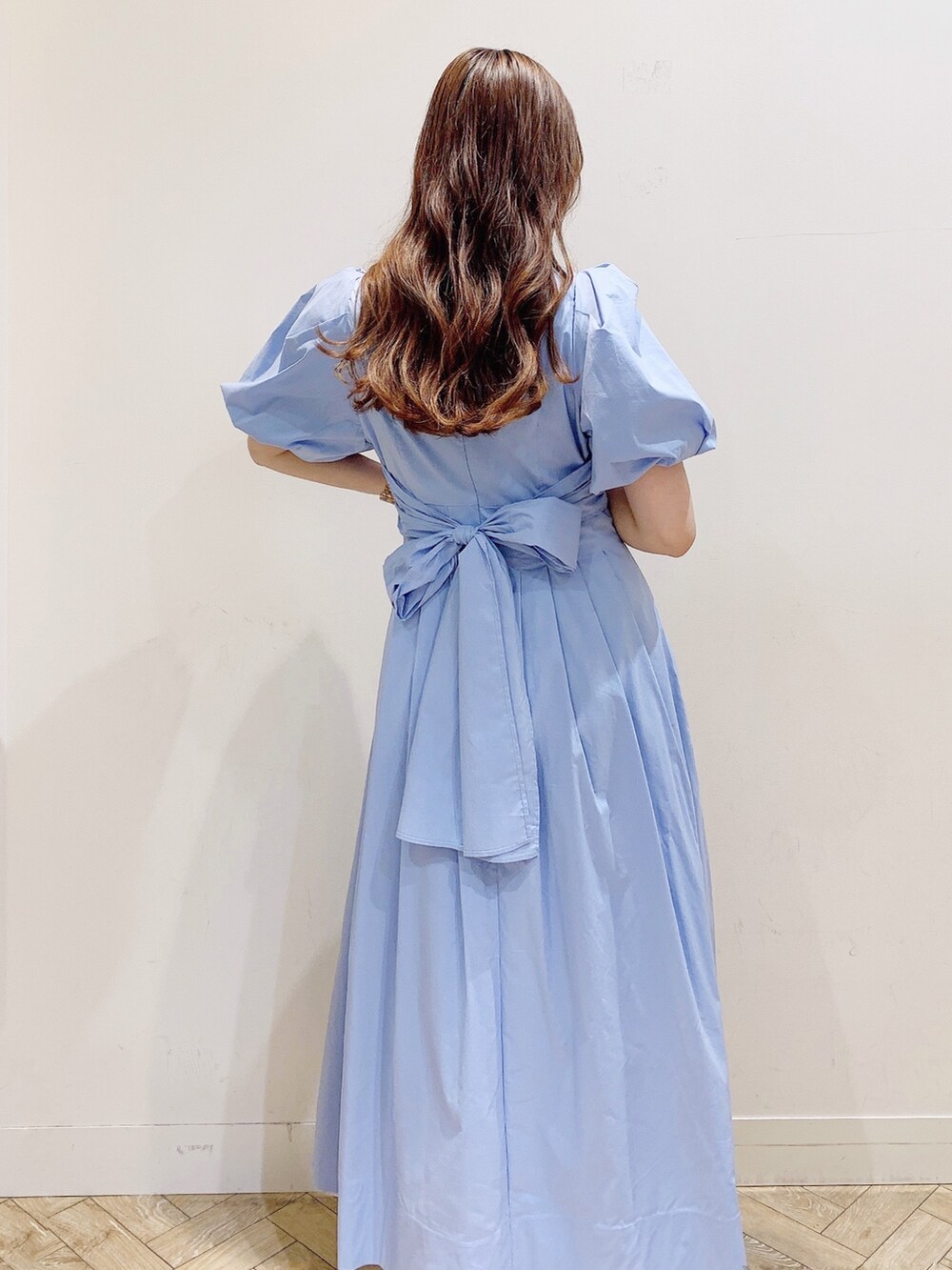 ブルー系のワンピース、ホワイト系のサンダルを着用したレディースの春コーディネートの6枚目の写真