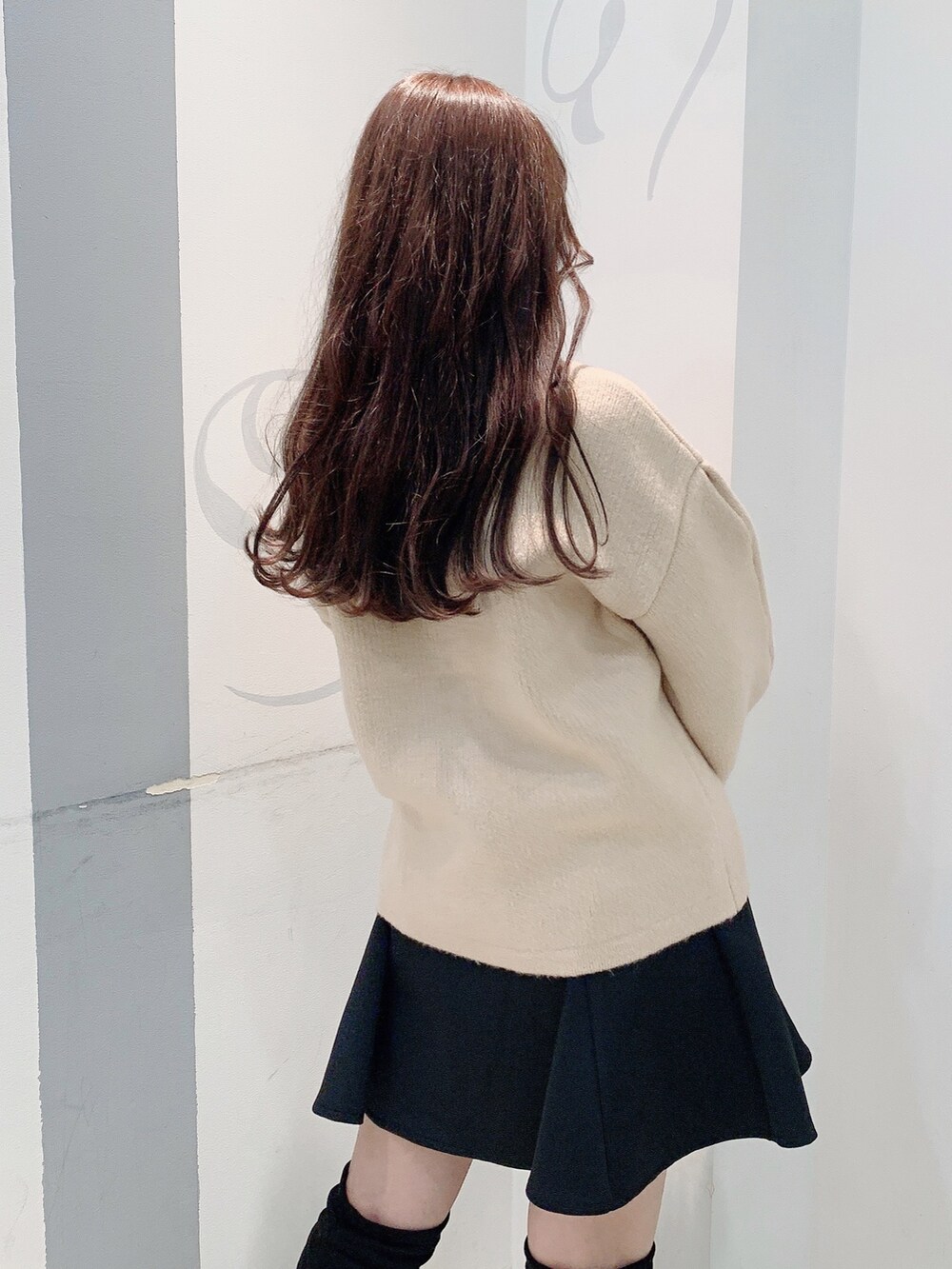 ベージュ系のカーディガン/ボレロ、ブラック系のスカートを着用したレディースの秋コーディネートの7枚目の写真