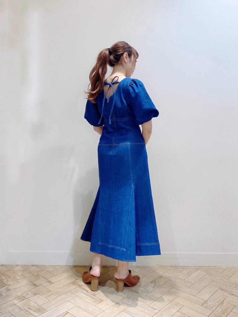 ブルー系のワンピース、ブラウン系のサンダル、ブラウン系のサンダルを着用したレディースの夏コーディネートの4枚目の写真