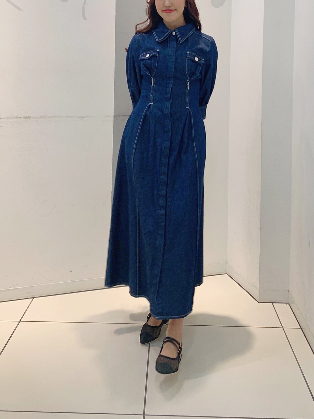 ブルー系のワンピース、ブラック系のパンプスを着用したレディースの冬コーディネートの7枚目の写真