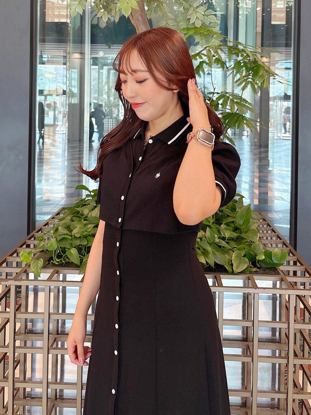 ブラック系のワンピースを着用したレディースの春コーディネートの8枚目の写真