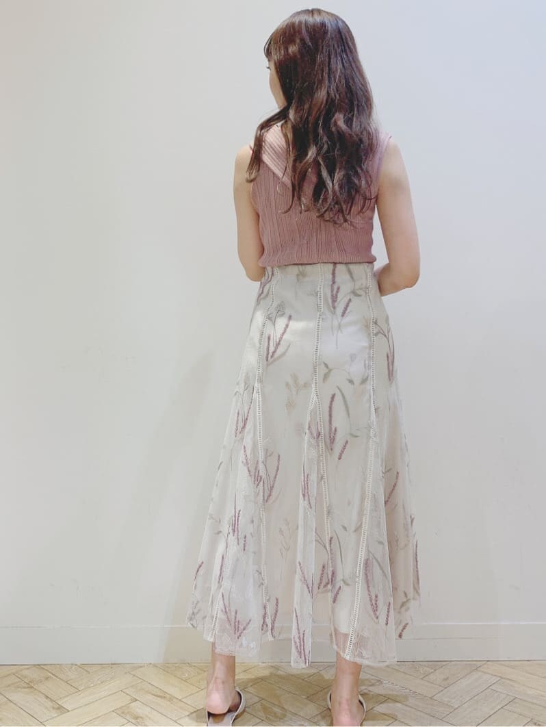 ホワイト系のスカート、ホワイト系のサンダル、ピンク系のニット/セーターを着用したレディースの夏コーディネートの3枚目の写真