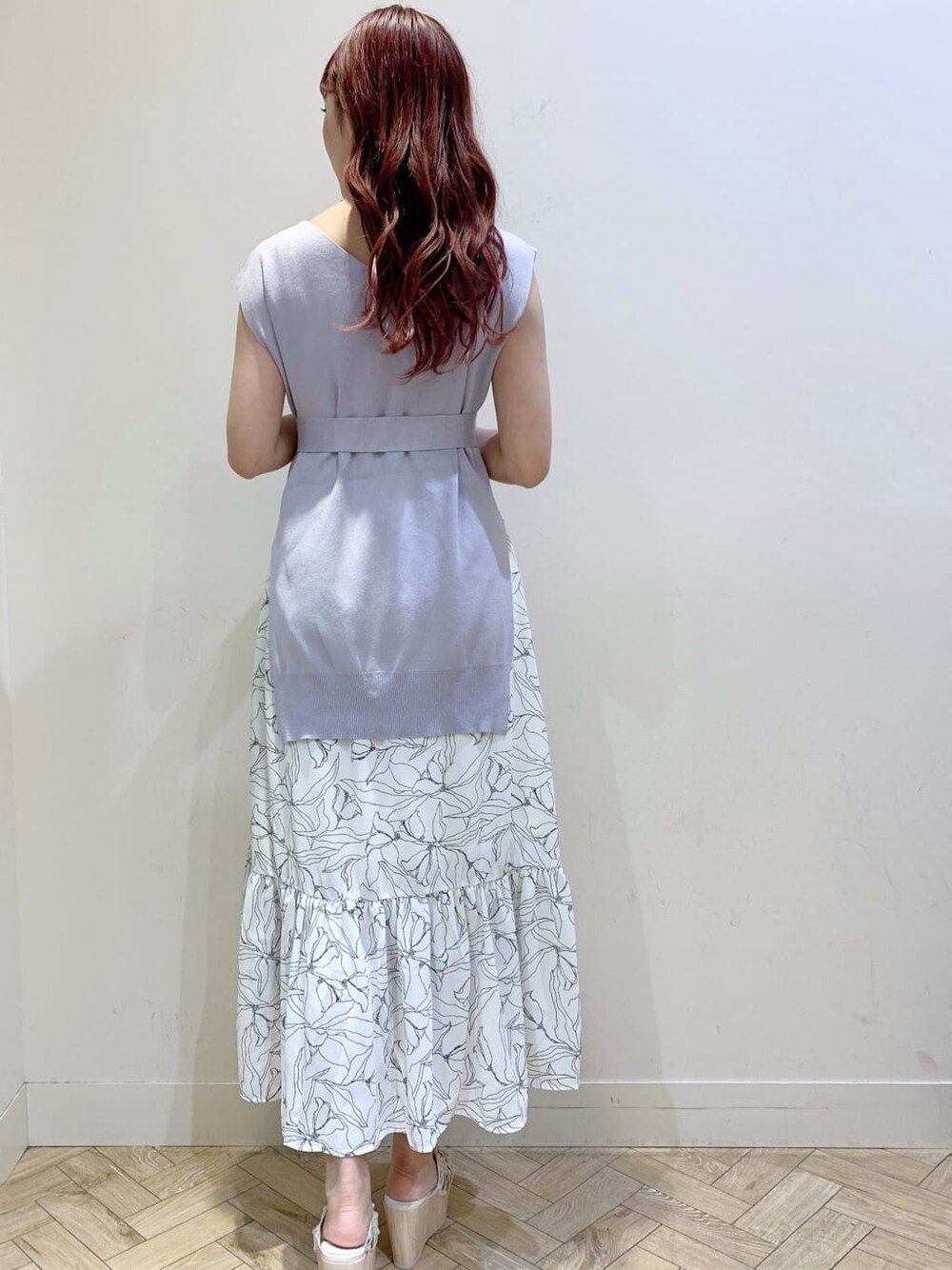 ホワイト系のサンダル、パープル系のワンピースを着用したレディースの夏コーディネートの3枚目の写真