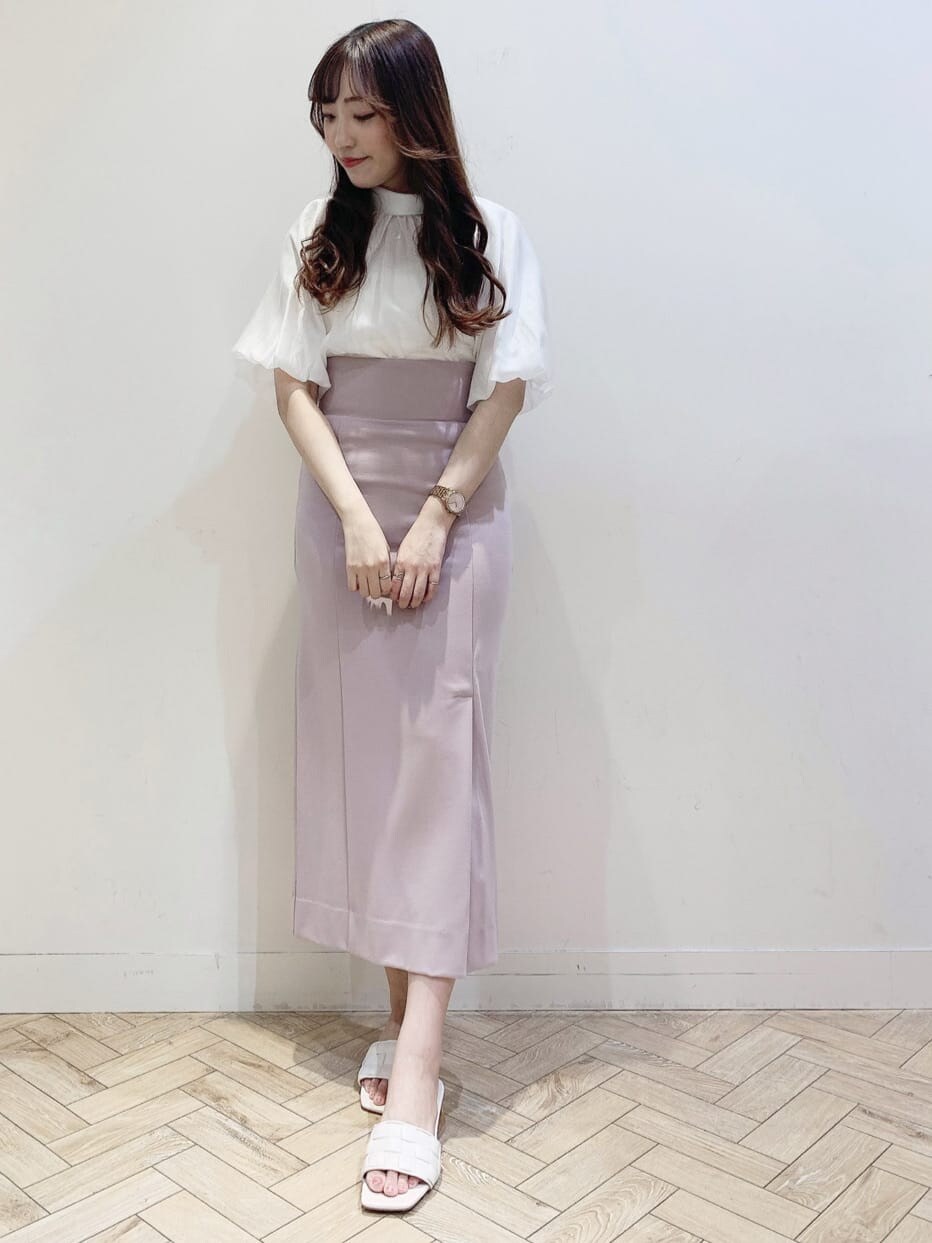 ホワイト系のシャツ/ブラウス、ピンク系のスカート、ホワイト系のサンダルを着用したレディースの春コーディネートの2枚目の写真