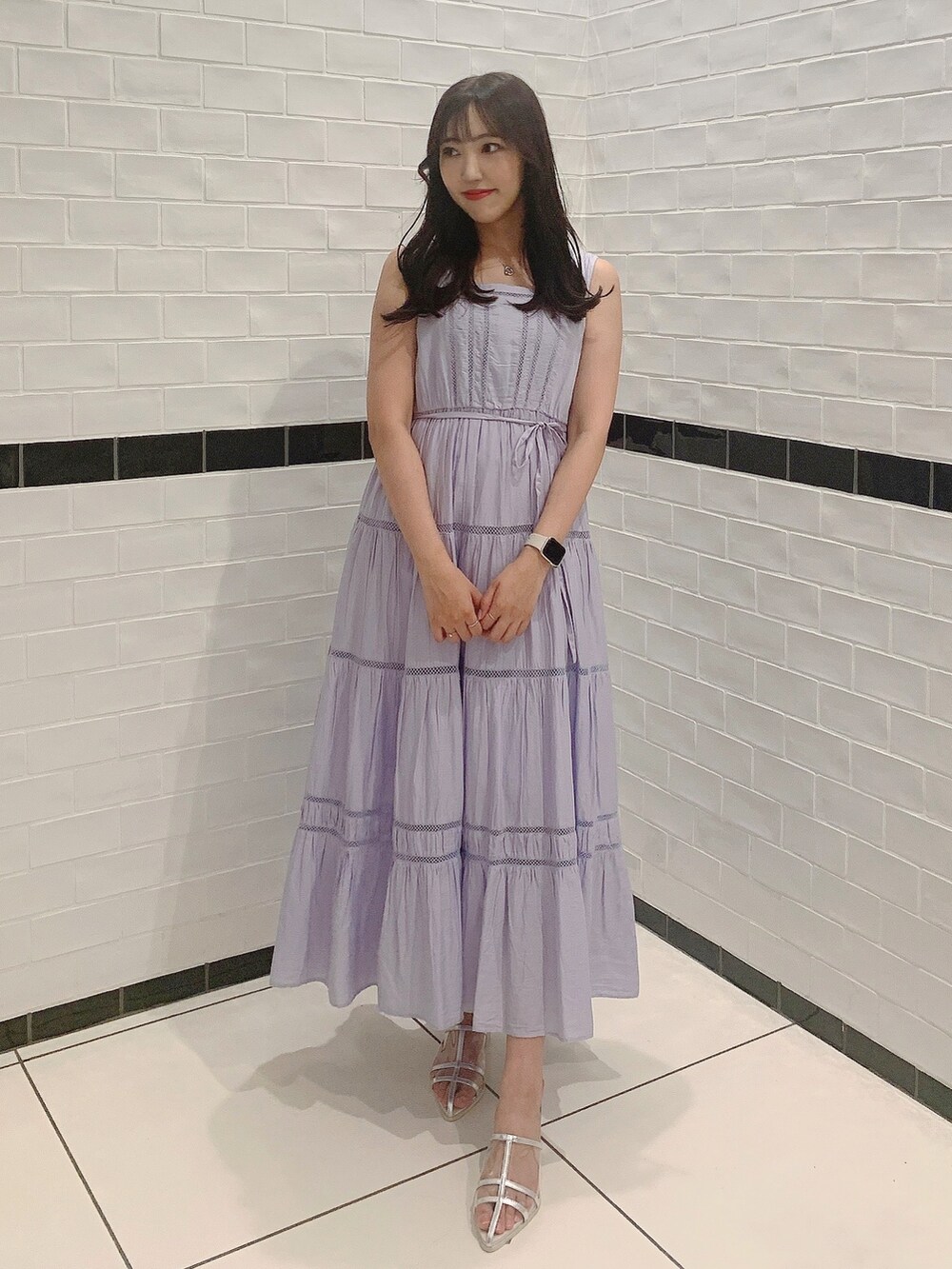 シルバー系のパンプス、パープル系のワンピース、ホワイト系のシャツ/ブラウスを着用したレディースの夏コーディネートの8枚目の写真