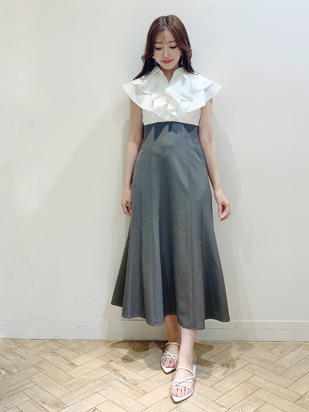 ブラウン系のワンピース、ホワイト系のサンダルを着用したレディースの春コーディネートの8枚目の写真