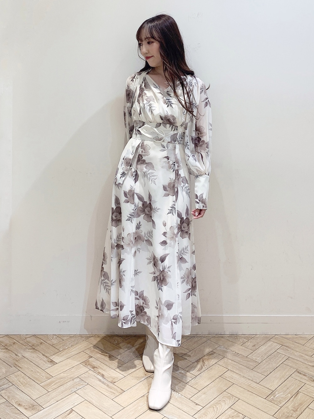 ホワイト系のブーツ、ホワイト系のワンピースを着用したレディースの冬コーディネートの2枚目の写真