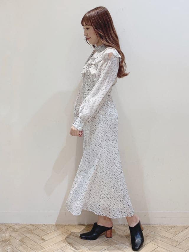 ホワイト系のワンピース、ブラック系のサンダルを着用したレディースの夏コーディネートの6枚目の写真