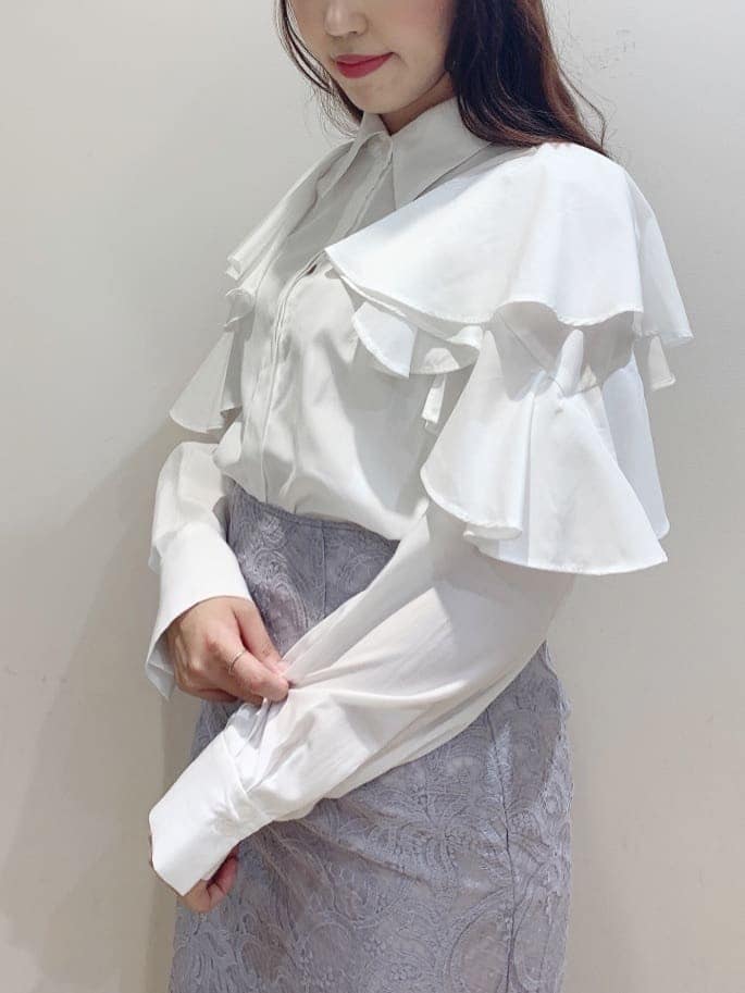 ホワイト系のシャツ/ブラウス、グレー系のスカートを着用したレディースの夏コーディネートの7枚目の写真