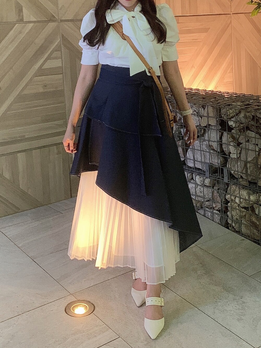 ホワイト系のシャツ/ブラウス、ブルー系のスカートを着用したレディースの秋コーディネートの4枚目の写真