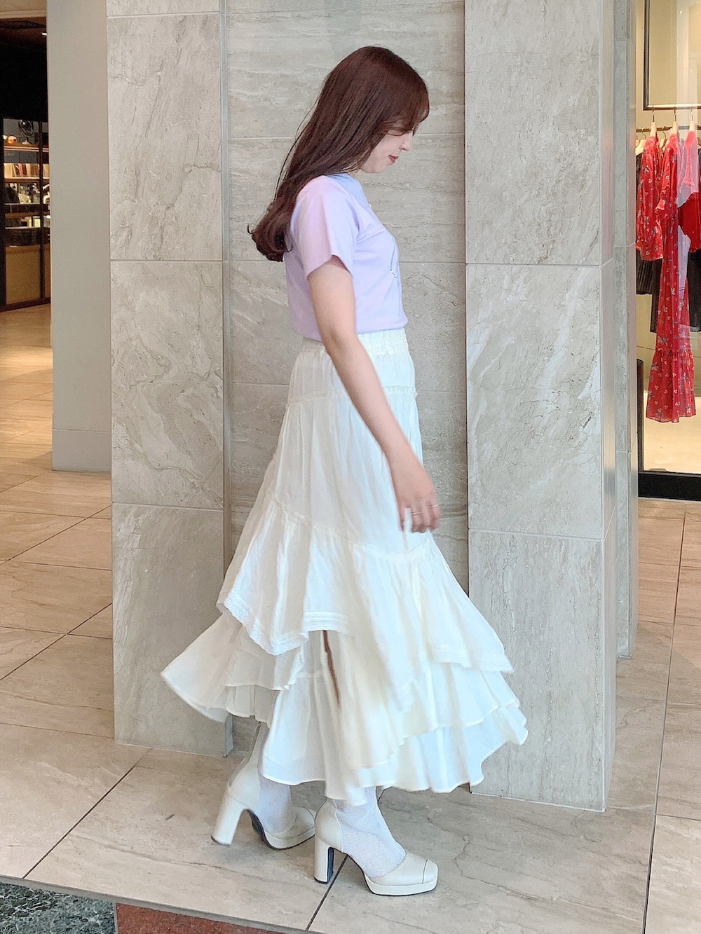 ホワイト系のブーツ、ピンク系のTシャツ/カットソー、イエロー系のスカートを着用したレディースの春コーディネートの7枚目の写真
