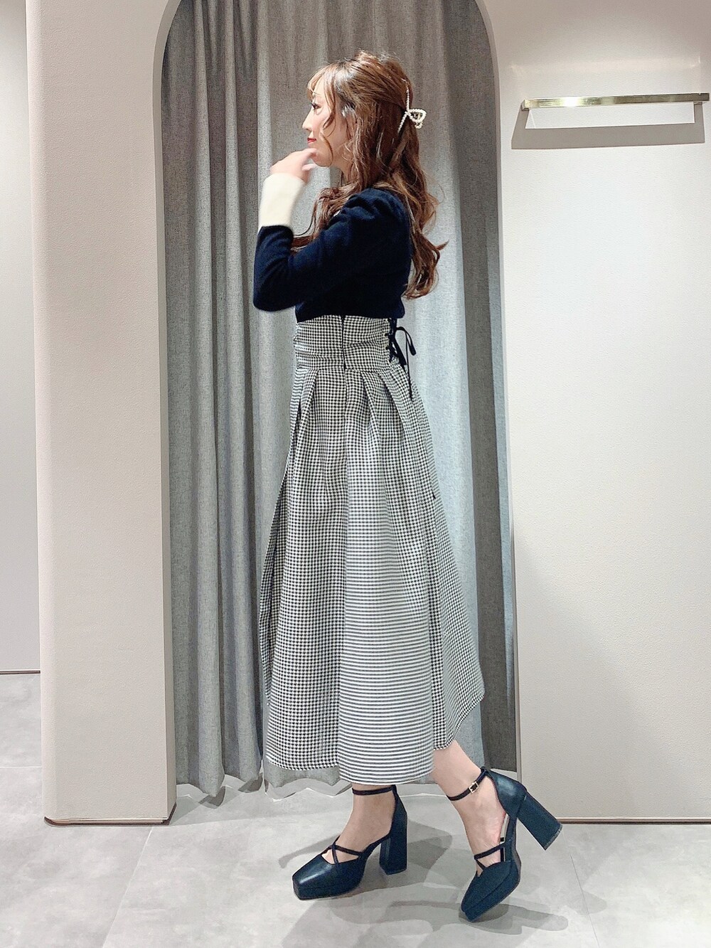 その他のスカート、その他のニット/セーター、ブラック系のパンプスを着用したレディースの秋コーディネートの5枚目の写真