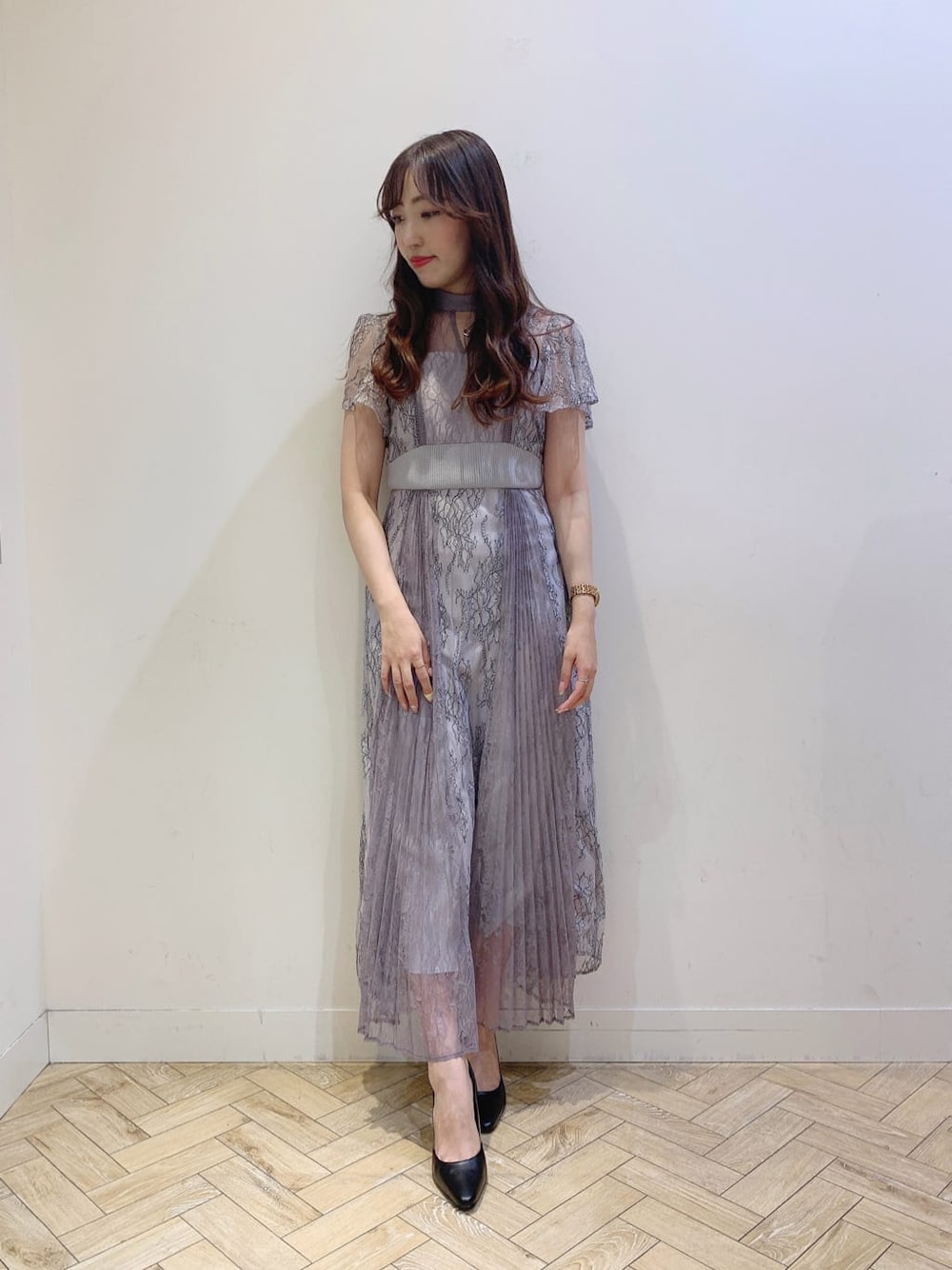 ブラック系のパンプス、パープル系のワンピースを着用したレディースの春コーディネートの2枚目の写真