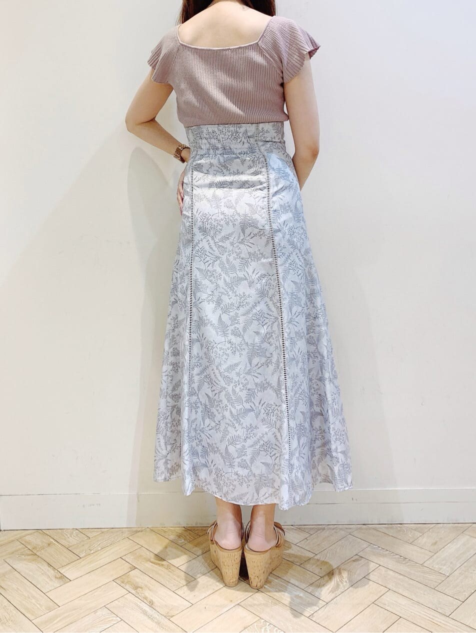 ピンク系のニット/セーター、ピンク系のスカート、ベージュ系のサンダルを着用したレディースの春コーディネートの3枚目の写真