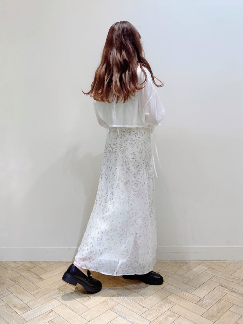 ホワイト系のワンピース、ブラウン系のローファーを着用したレディースの夏コーディネートの6枚目の写真