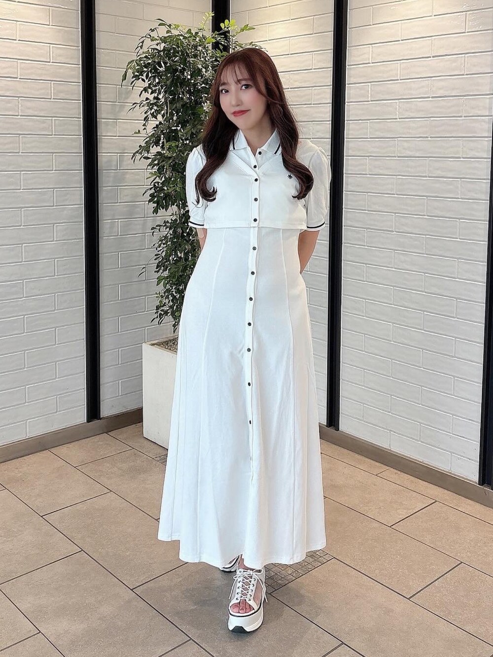 ホワイト系のワンピース、ホワイト系のサンダルを着用したレディースの夏コーディネートの2枚目の写真