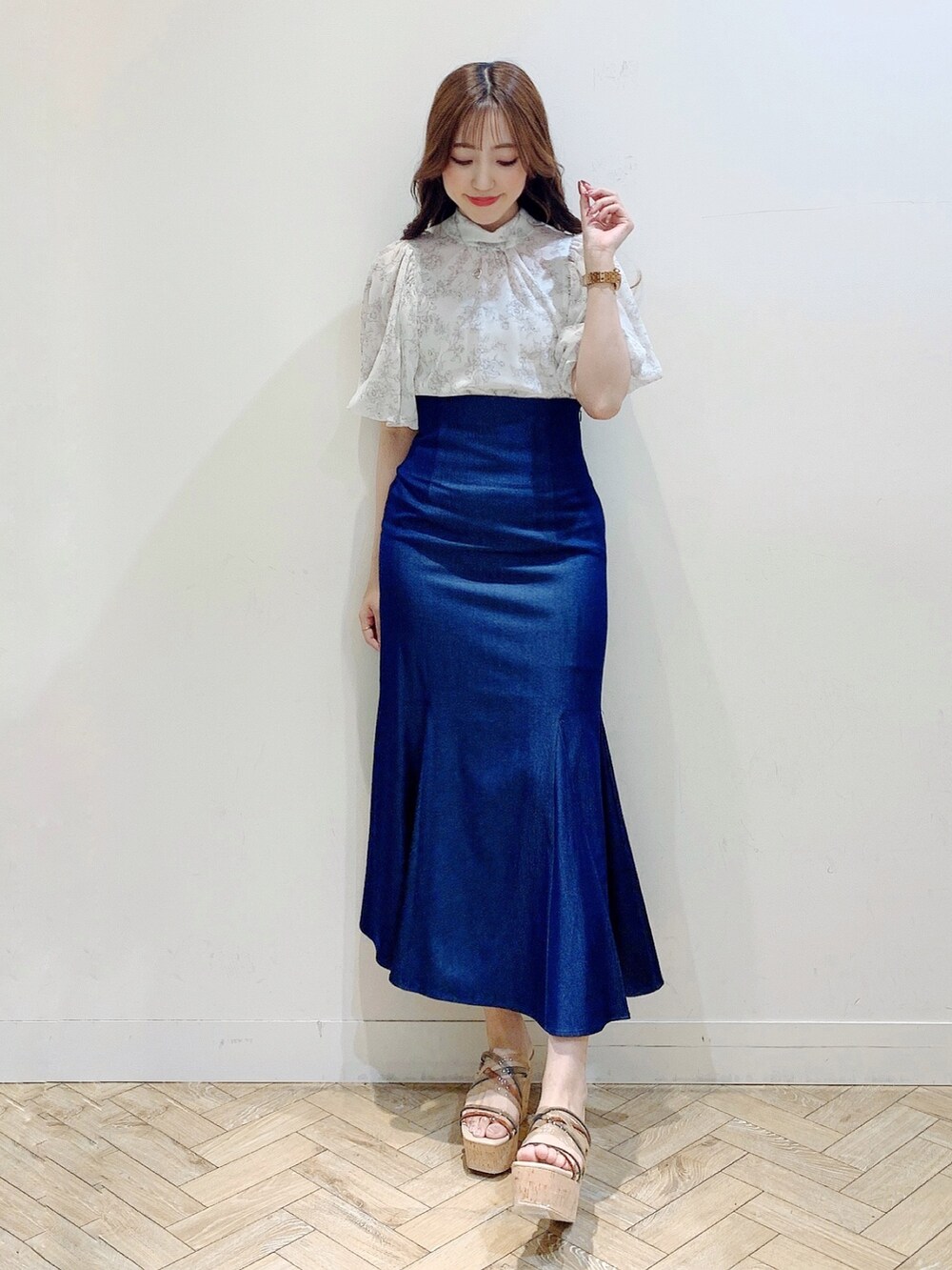 ブルー系のスカート、ベージュ系のシャツ/ブラウス、その他のサンダルを着用したレディースの夏コーディネートの2枚目の写真