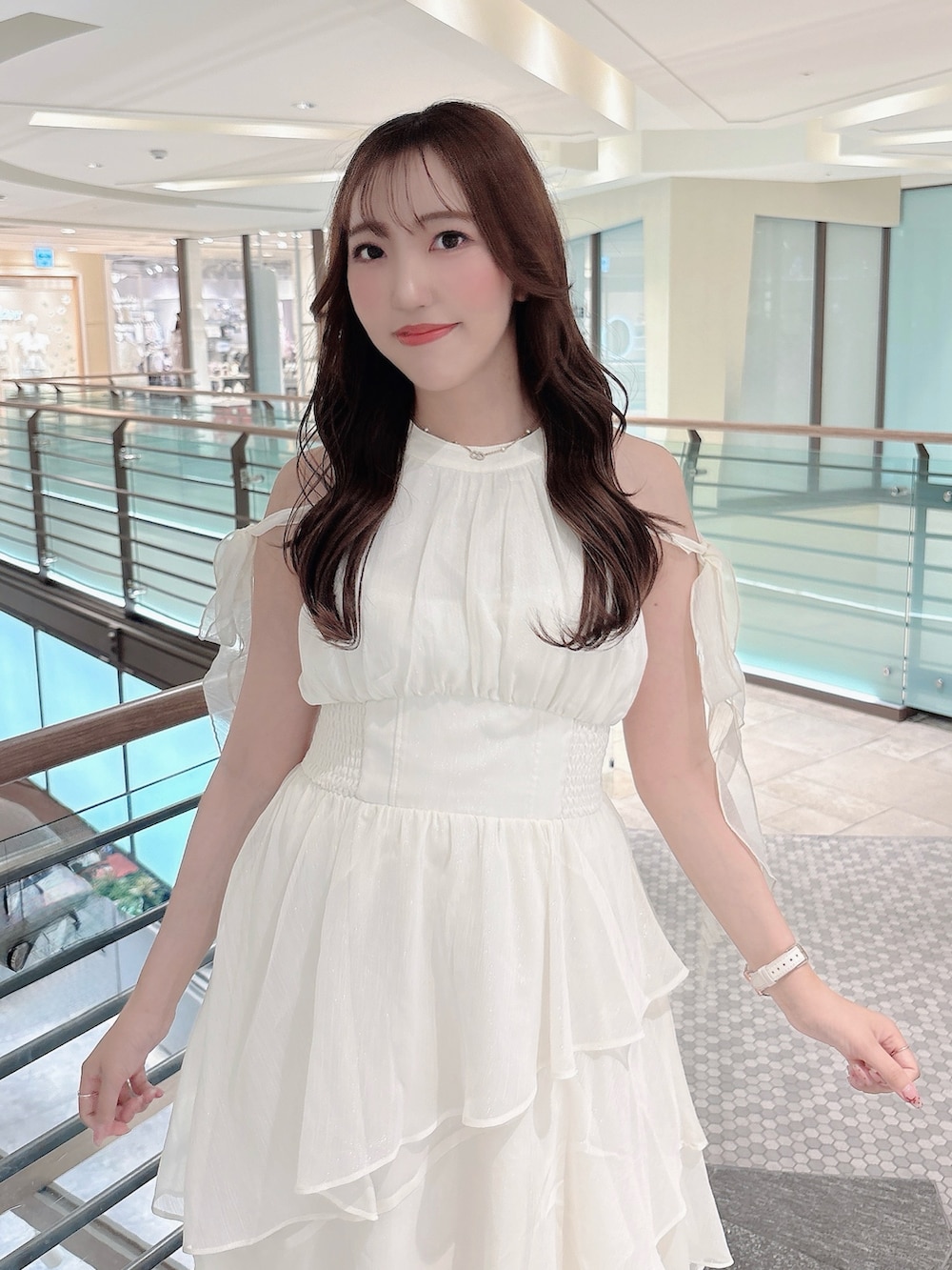 ホワイト系のワンピース、ホワイト系のワンピース、ホワイト系のサンダルを着用したレディースの夏コーディネートの5枚目の写真