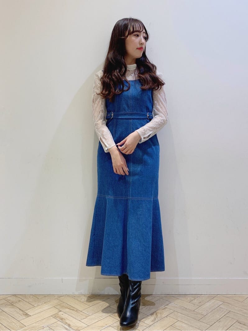 ホワイト系のシャツ/ブラウス、ブラック系のその他シューズ、ブルー系のワンピースを着用したレディースの冬コーディネートの2枚目の写真