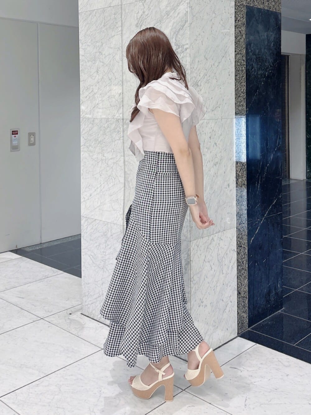 ホワイト系のサンダル、その他のスカート、ピンク系のシャツ/ブラウスを着用したレディースの夏コーディネートの3枚目の写真