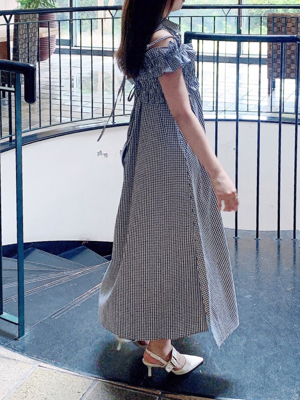 ブラック系のシャツワンピースを着用したレディースの夏コーディネートの5枚目の写真