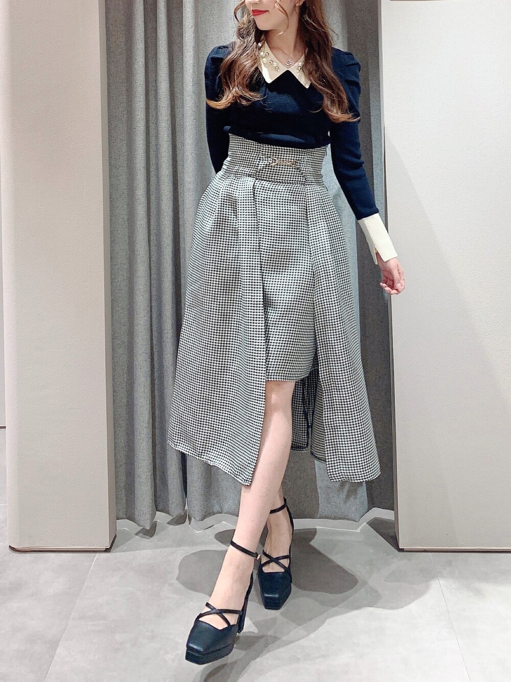 その他のスカート、その他のニット/セーター、ブラック系のパンプスを着用したレディースの秋コーディネートの4枚目の写真