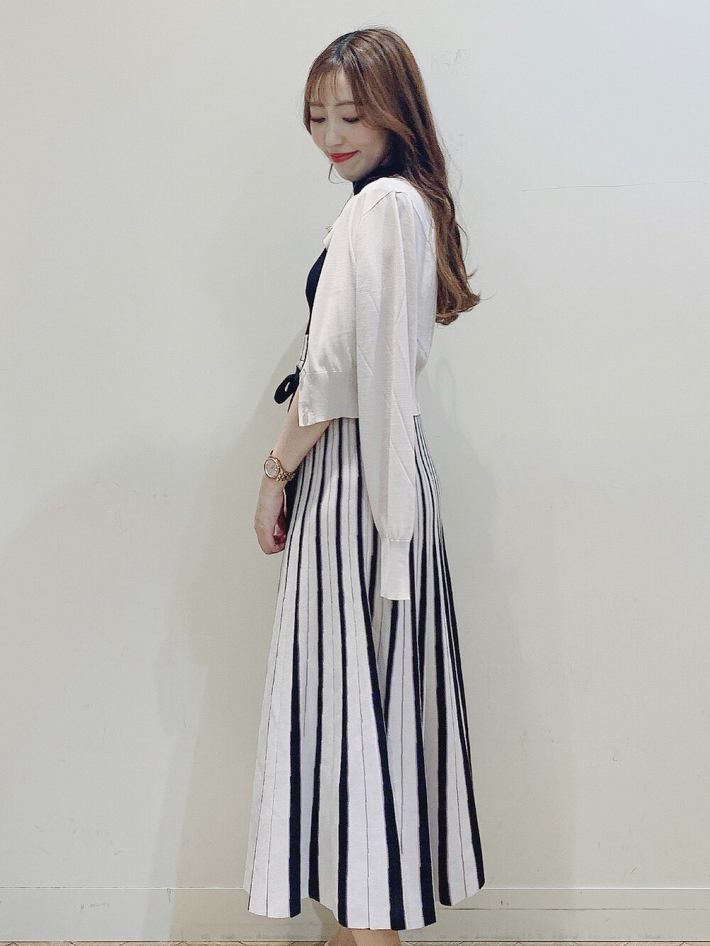 ブラック系のワンピース、その他のサンダル、ベージュ系のカーディガン/ボレロを着用したレディースの夏コーディネートの6枚目の写真