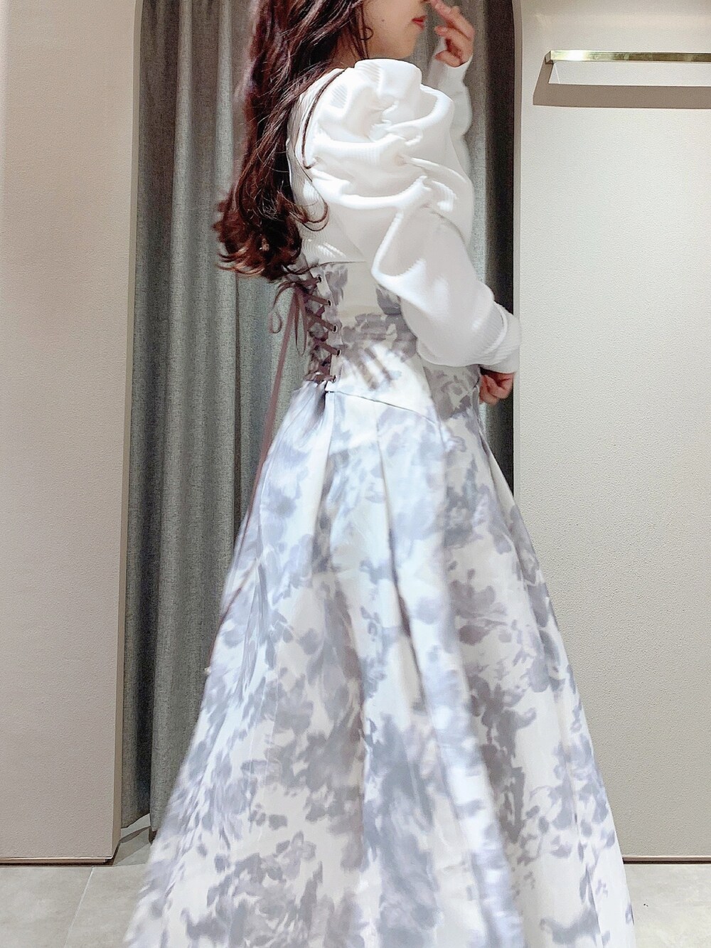 ホワイト系のワンピース、ホワイト系のブーツを着用したレディースの冬コーディネートの7枚目の写真