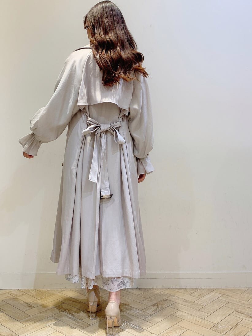 ベージュ系のパンプス、ベージュ系のワンピース、ブラック系のライダースジャケットを着用したレディースの冬コーディネートの8枚目の写真