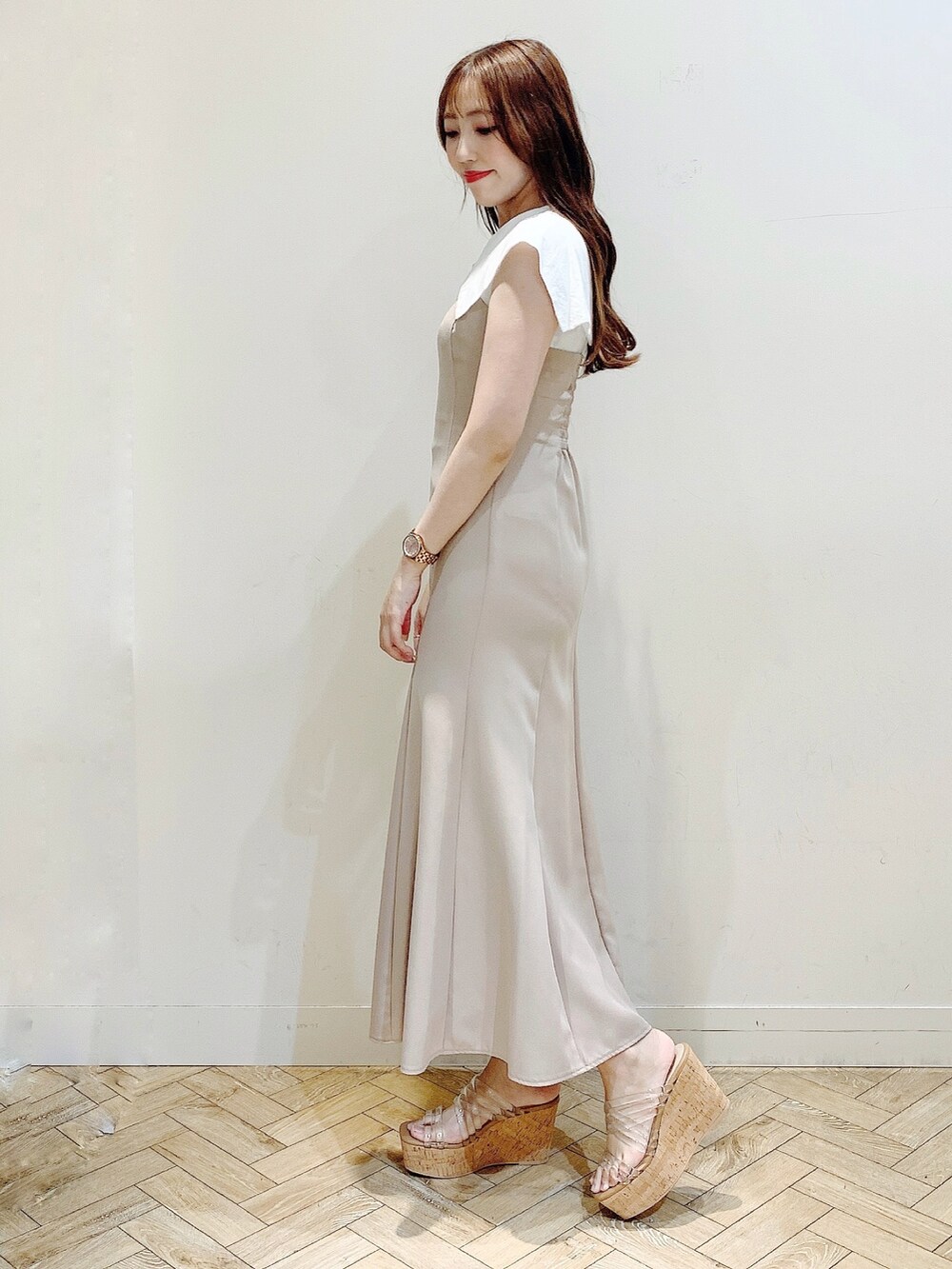 ベージュ系のワンピース、その他のサンダルを着用したレディースの春コーディネートの4枚目の写真