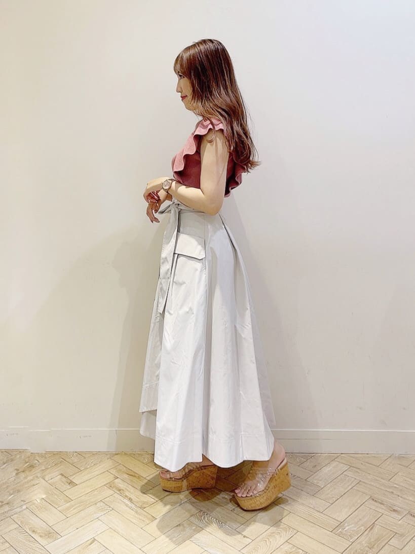 その他のサンダル、ホワイト系のスカート、ピンク系のニット/セーターを着用したレディースの夏コーディネートの4枚目の写真