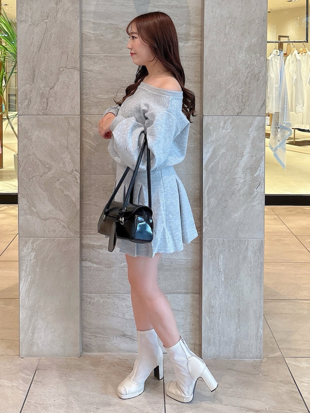 ホワイト系のブーツ、グレー系のスカート、グレー系のスウェットを着用したレディースの春コーディネートの7枚目の写真