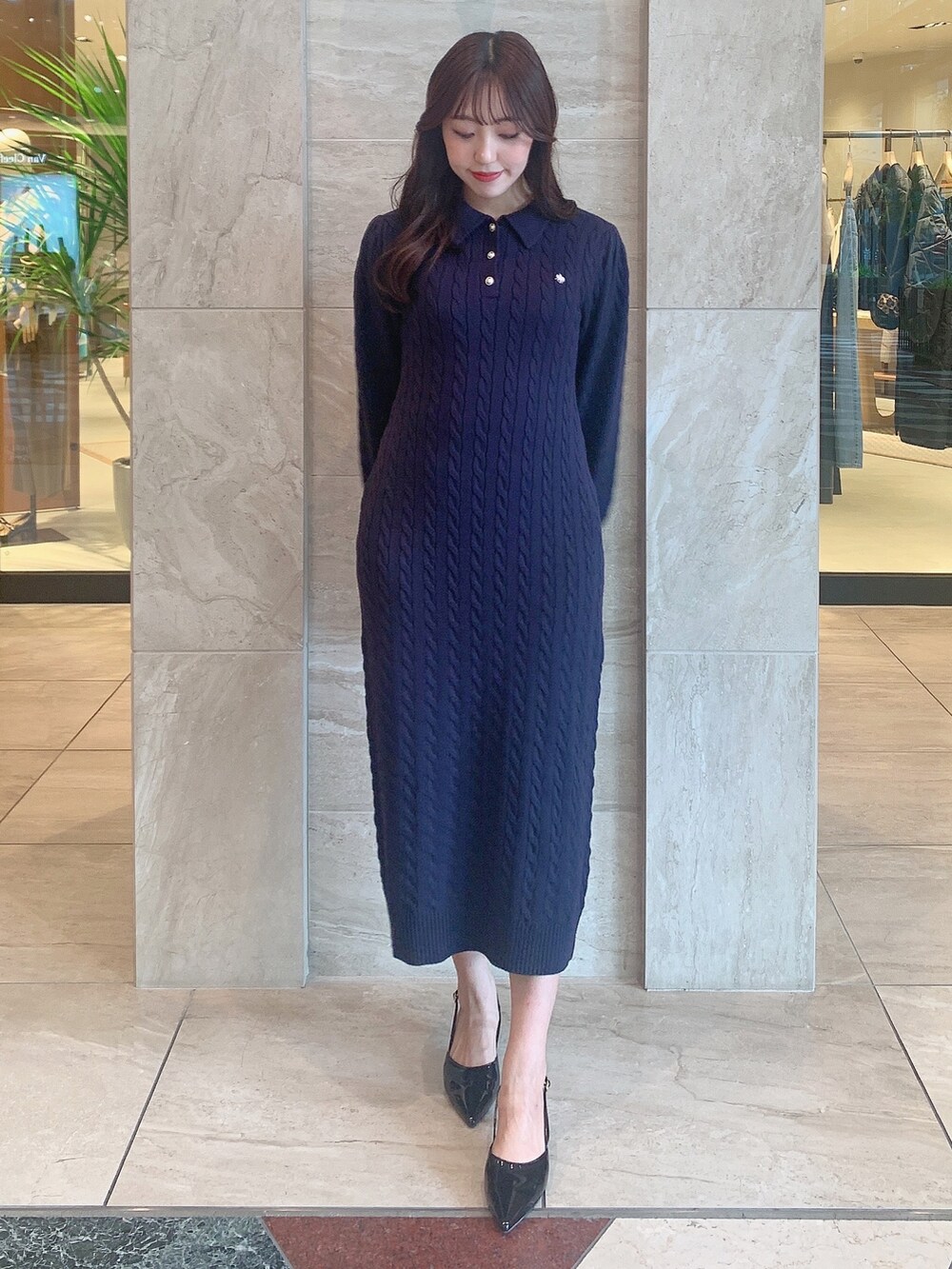 ブラック系のパンプス、ブルー系のワンピースを着用したレディースの秋コーディネートの4枚目の写真