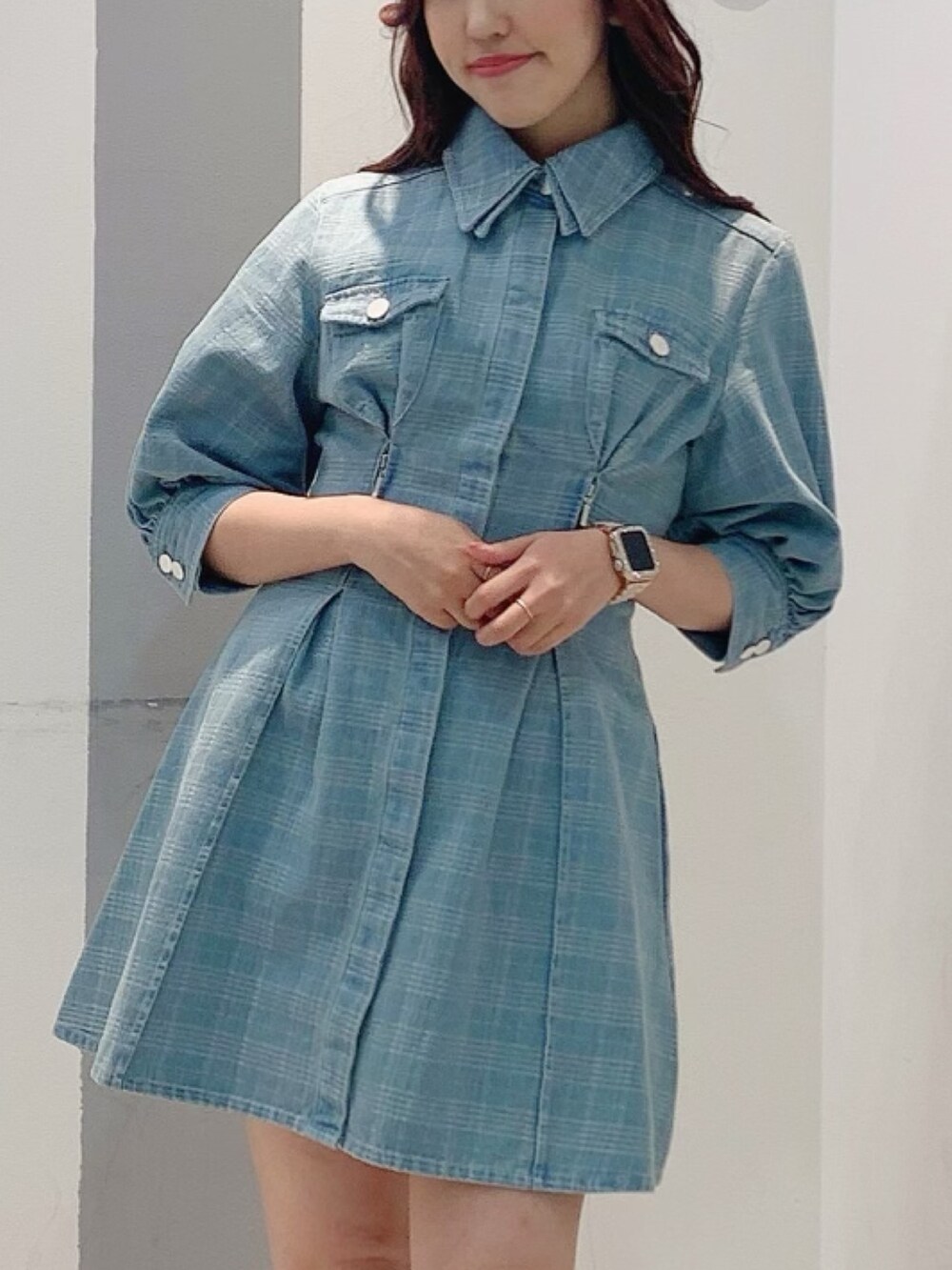 ブルー系のシャツワンピース、ブラック系のブーツを着用したレディースの冬コーディネートの7枚目の写真